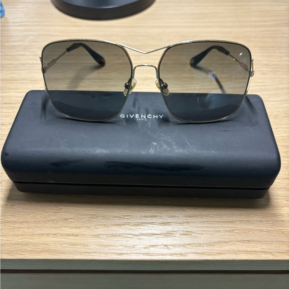 Givenchy Sunglasses Gold Frame made in Italy logo - Picture 14 of 17